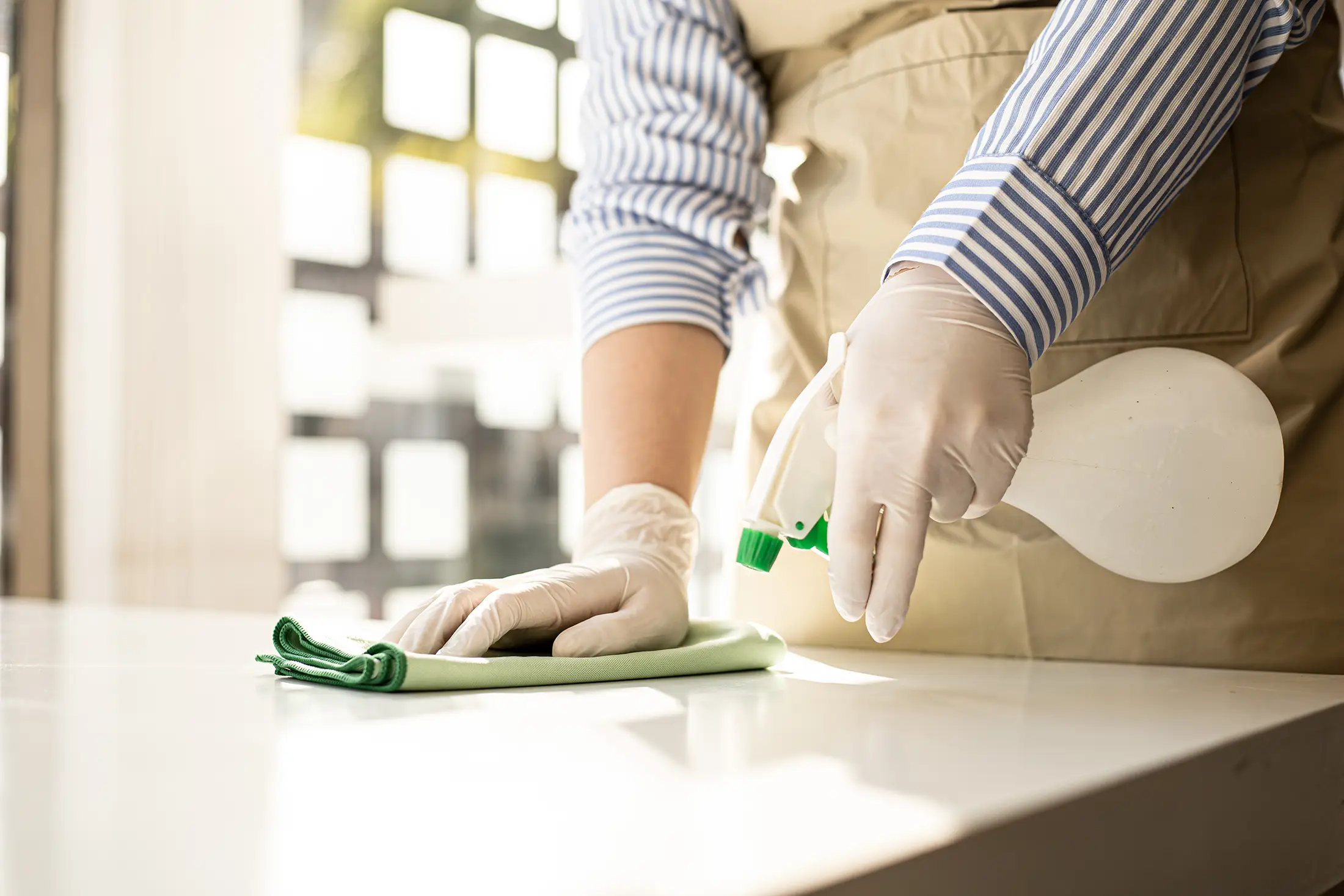 Nahaufnahme einer Frau, die das Treppengeländer putzt