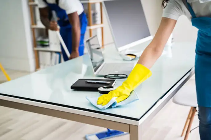 Nahaufnahme Oberflächenreinigung in der Küche