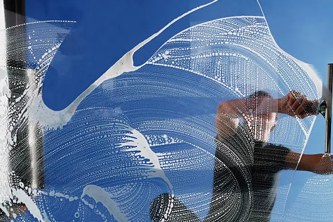 Fenster putzen Hände Nahaufnahme